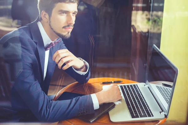 Unga affär arbetar på café, med laptop — Stockfoto