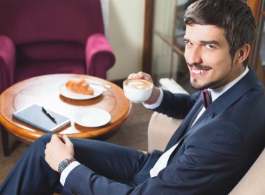 Yakışıklı erkeğin bir Fransız kahvaltı Cafe restaurant vardır.