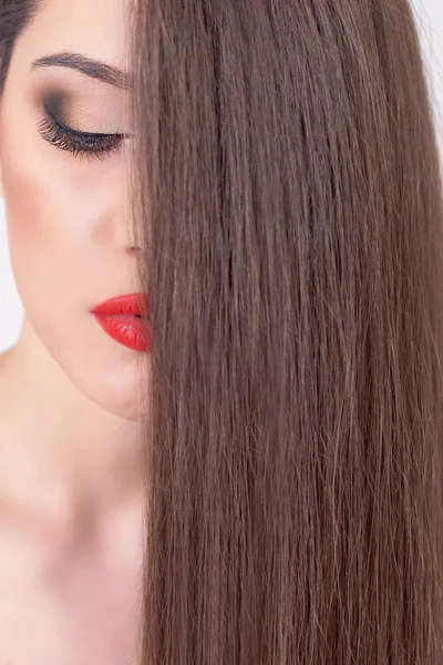 Mujer sexy con hermoso maquillaje y fondo de pelo — Foto de Stock