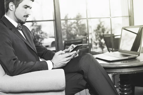 Imagen retro en blanco y negro del hombre sentado en la cafetería —  Fotos de Stock