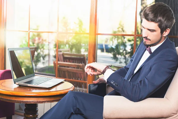 Yakışıklı adam zaman bakarak