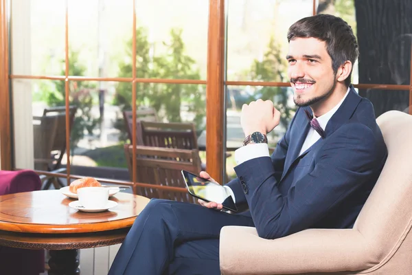 Yakışıklı erkeğin bir Fransız kahvaltı Cafe restaurant vardır.