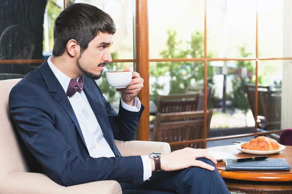 Yakışıklı erkek espresso kahve bir fincan içme