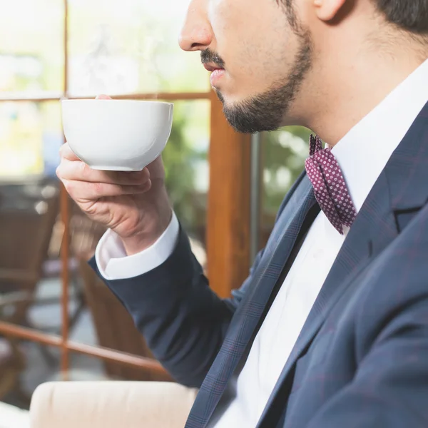 Κοντινό-up όμορφος άντρας πίνοντας ένα φλιτζάνι καφέ εσπρέσο — Φωτογραφία Αρχείου