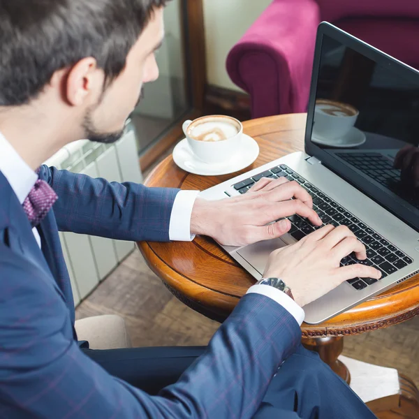 Young businessman working at laptop — Stock Photo, Image