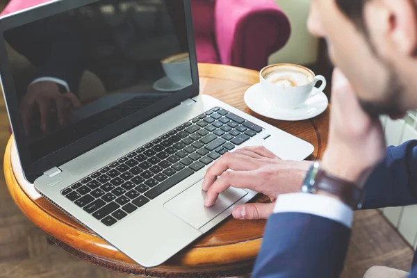 Giovane uomo d'affari che lavora al computer portatile — Foto Stock