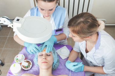 Epilasyon veya düzeltme e alma spa salonda güzel kadın