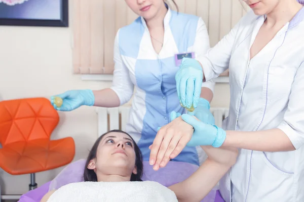 Beautiful woman in spa salon receiving epilation or correction e — Stock Photo, Image