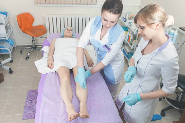 Mulher bonita no salão de spa recebendo epilation ou correção e — Fotografia de Stock