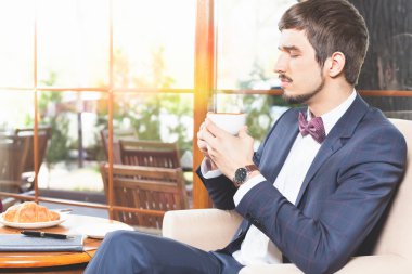 Yakışıklı erkeğin bir Fransız kahvaltı Cafe restaurant vardır.