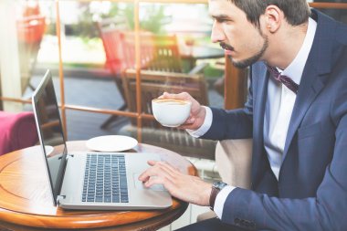 Yakışıklı erkeğin bir Fransız kahvaltı Cafe restaurant vardır.