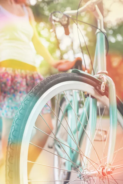 Primer plano de la mujer que monta en bicicleta de ciudad vintage azul — Foto de Stock