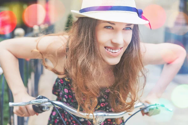 Primo piano donna cavalcando in bicicletta vintage città al centro della città — Foto Stock
