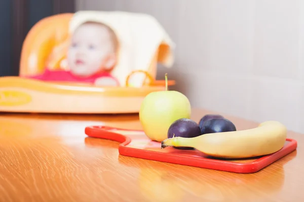 Buah tergeletak di atas meja. Makanan bayi . — Stok Foto