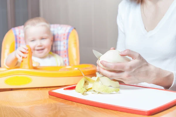 Ibu memasak, menyiapkan makanan bayi — Stok Foto