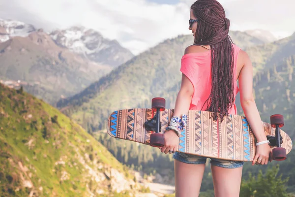 Mode Teenager-Mädchen mit Longboard-Skateboard am Berg — Stockfoto