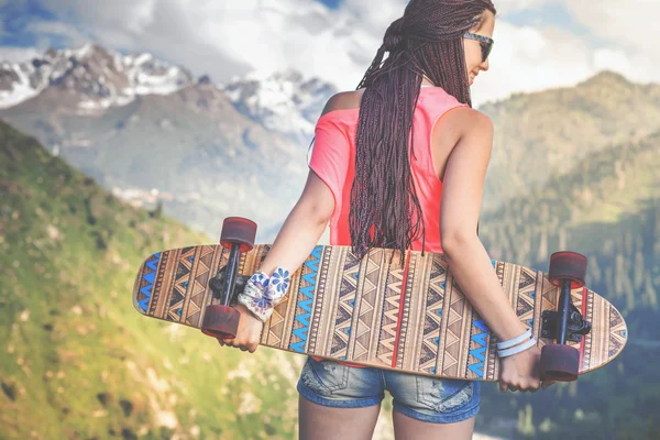 Hipster fashion girl, entspannend, mit skateboar — Stockfoto