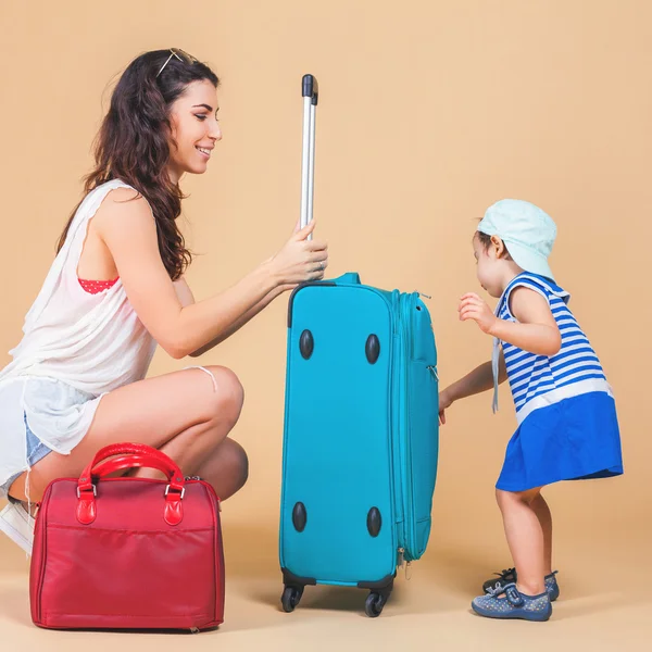 Bambino con madre pronto a viaggiare — Foto Stock