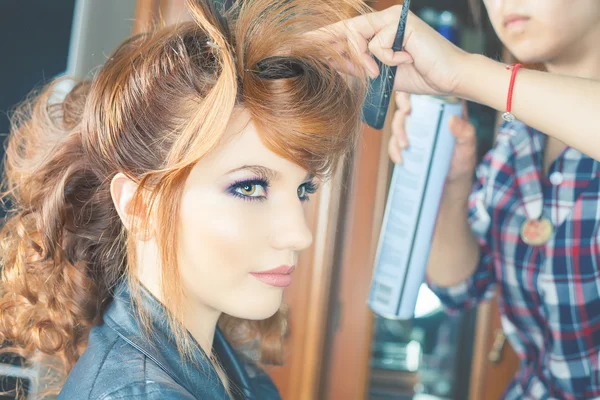 Modefrisur. Make-up. Friseursalon — Stockfoto