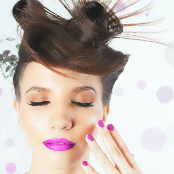 Schönes Mode-Mädchengesicht mit ausgefallener Frisur, buntem Nagellack — Stockfoto