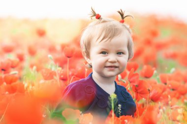 Bir balon haşhaş sahasında açık tutarak komik çocuk