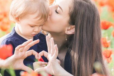 Komik çocuk açık haşhaş çiçekleri alan ile anne