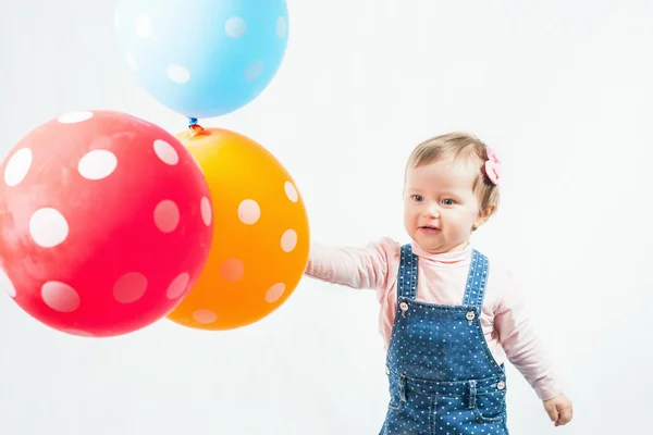 Amuzant copil care deține un balon în aer liber la câmp de mac — Fotografie, imagine de stoc