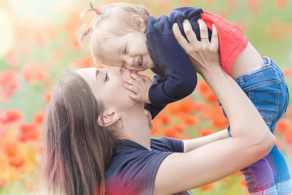 Mama cu copil amuzant în aer liber la câmp flori de mac — Fotografie, imagine de stoc