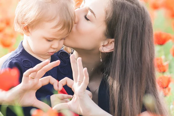 Komik çocuk açık haşhaş çiçekleri alan ile anne