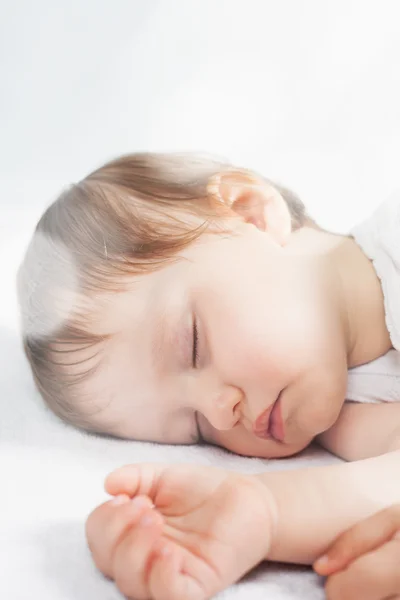 Bebê recém-nascido doce dormindo em uma cama branca — Fotografia de Stock