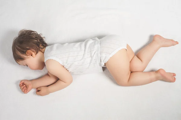 Bebê recém-nascido doce dormindo em uma cama branca — Fotografia de Stock