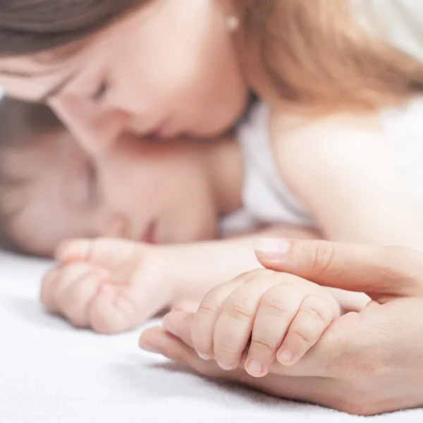 Mãos fechadas de mãe e bebê — Fotografia de Stock