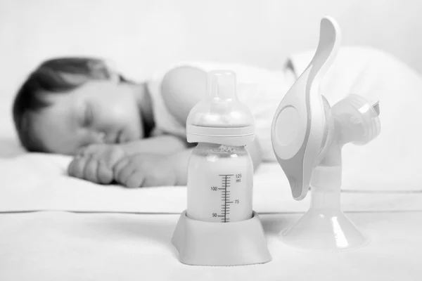 Manual breast pump, mothers breast milk — Stock Photo, Image