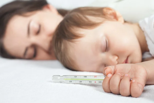 Kind heeft een hoge temperatuur of koorts, met behulp van een thermometer — Stockfoto