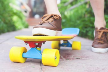 Yakın çekim moda kaykaycı binme kaykay açık