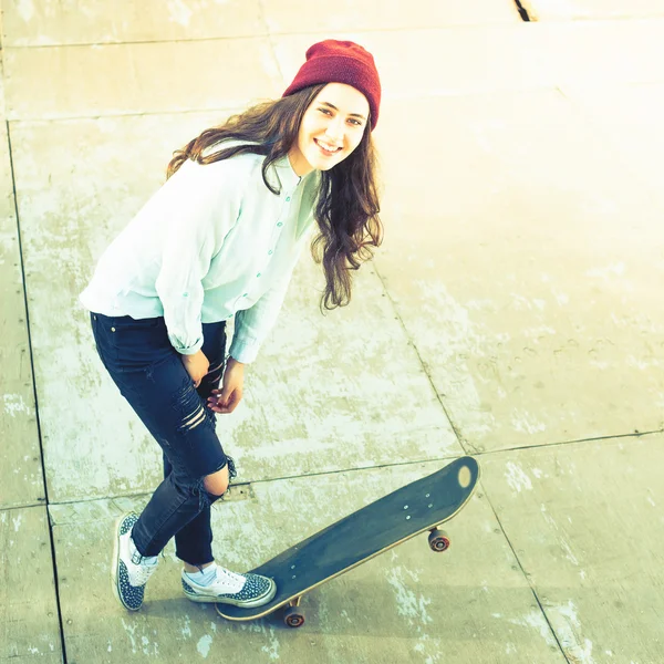 Minunat skateboarder fata cu skateboard în aer liber la skatepark — Fotografie, imagine de stoc