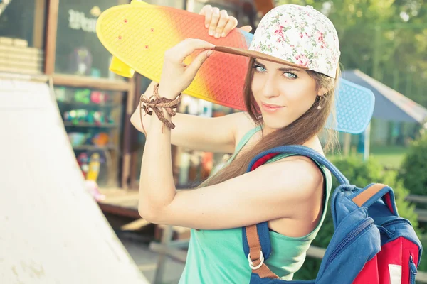 Fashion skateboarder giovane donna con uno skateboard — Foto Stock