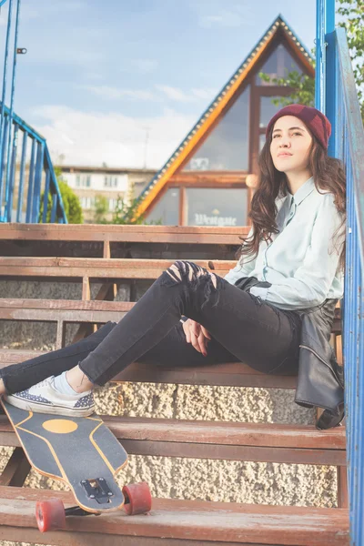 Hipster skateboarder ragazza con skateboard all'aperto allo skatepark — Foto Stock