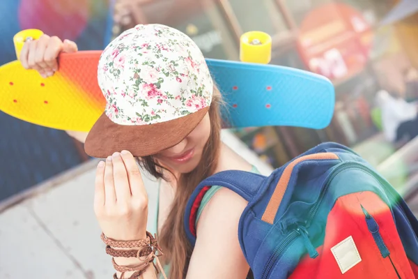 Fashion skateboarder giovane donna con uno skateboard — Foto Stock