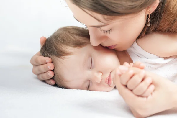 Mamma kysser en baby. Vård koncept — Stockfoto