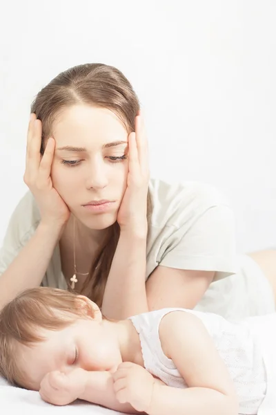 Ibu yang sedih dengan bayi — Stok Foto