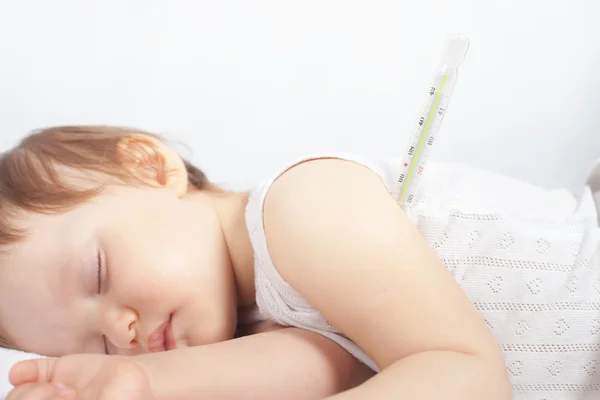 Child has a high temperature or fever, using a thermometer — Stock Photo, Image