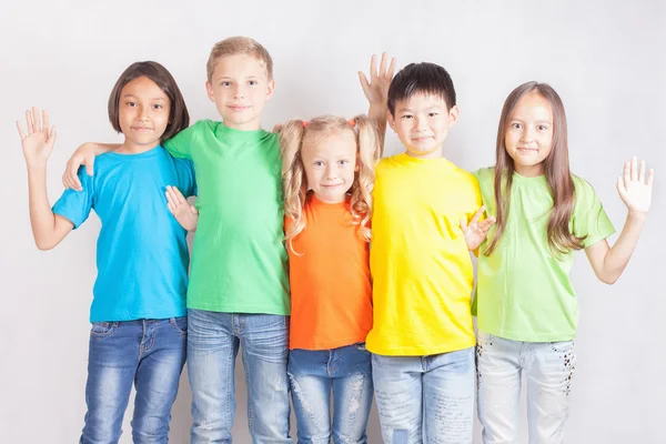 Grupo de niños divertidos multirraciales — Foto de Stock