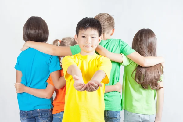 Grupo de crianças amigáveis como uma equipe juntos — Fotografia de Stock