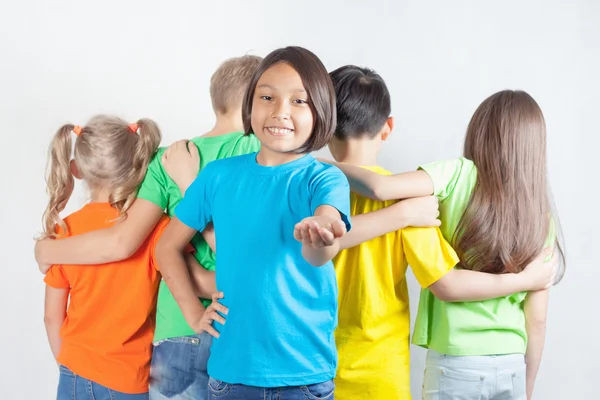 Grupo de niños amistosos como un equipo juntos — Foto de Stock