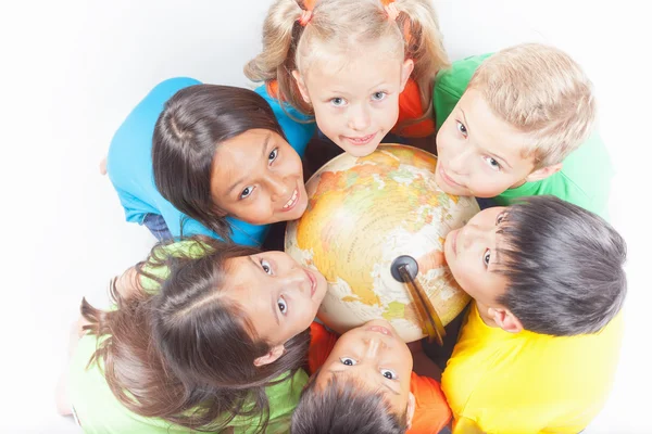 Grupp internationella kids håller jordglob earth — Stockfoto