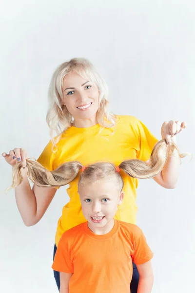 Lycklig familj med vacker mor och hennes barn — Stockfoto