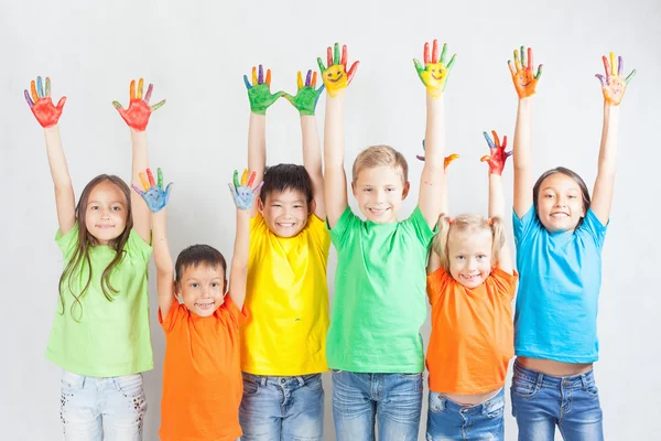 Grupo de niños divertidos multirraciales — Foto de Stock