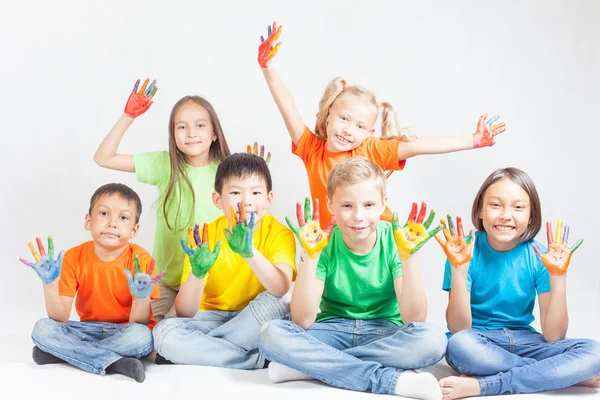 Enfants heureux avec les mains peintes souriant — Photo