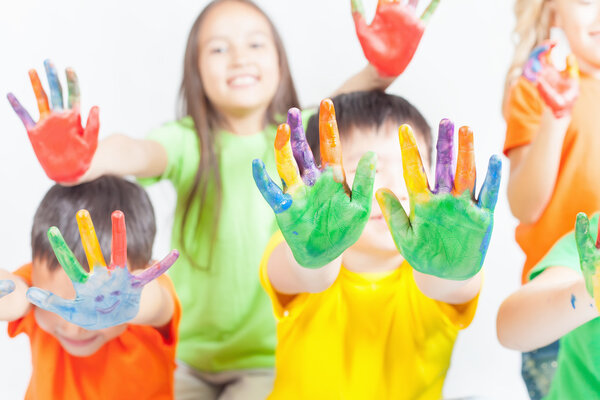Счастливые дети с раскрашенными руками. Международный день защиты детей
